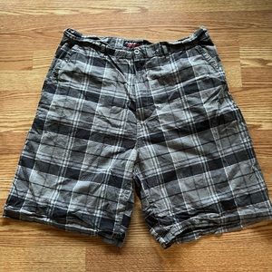 Airwalk Plaid Flat Front Shorts Men's Size 38